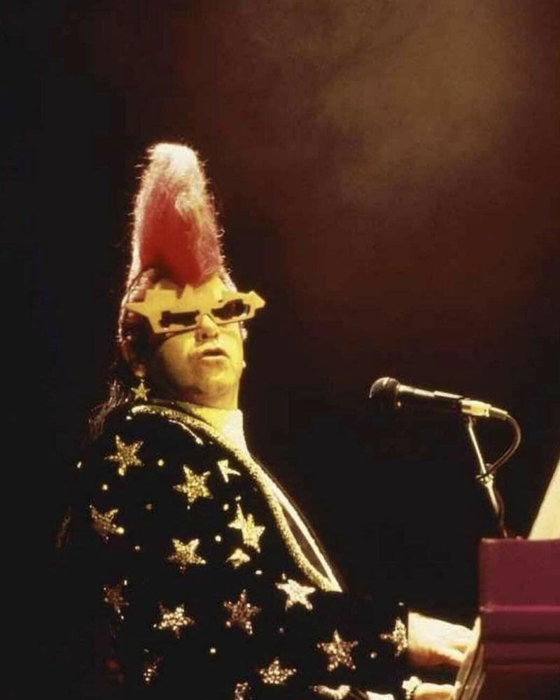 Elton John indossava occhiali Alain Mikli nel 1985